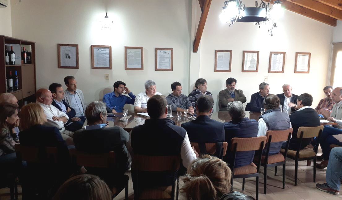 Foto para: El posible Impuesto al vino reunió a legisladores en el Centro de Viñateros y Bodegueros del Este